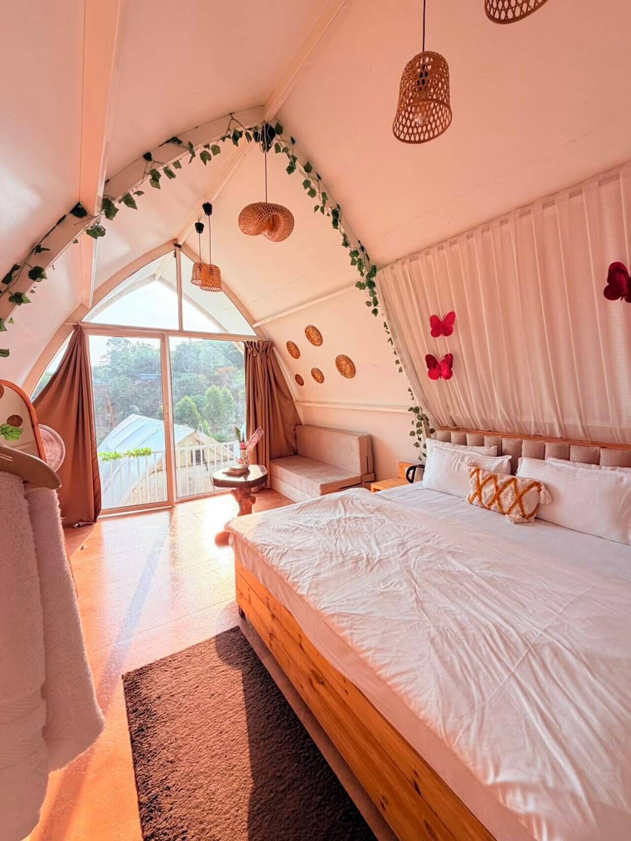 Luxury Tent, Lake View | Laptop workspace