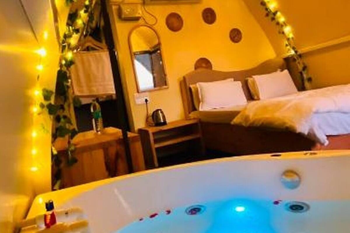 Luxury Tent, Lake View | Laptop workspace