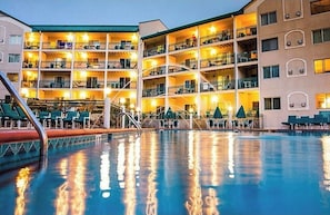 Un hôtel doté d’une piscine, de plusieurs balcons et d’espaces extérieurs aménagés pour se détendre.