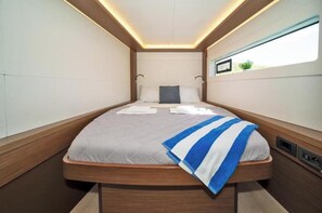 Room - Lagoon 46 A/C & GEN & WM - White Pearl (Skradin)
