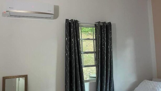 Tabla de planchar con plancha, wifi y ropa de cama 