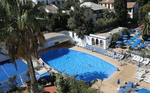 Una piscina al aire libre de temporada