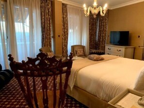 ห้องคลาสสิก | ตู้นิรภัยในห้องพัก, โต๊ะทำง  าน, Wi-Fi ฟรี