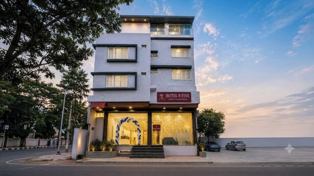 Un hotel con fachada moderna, una entrada destacada y vista despejada a la calle.