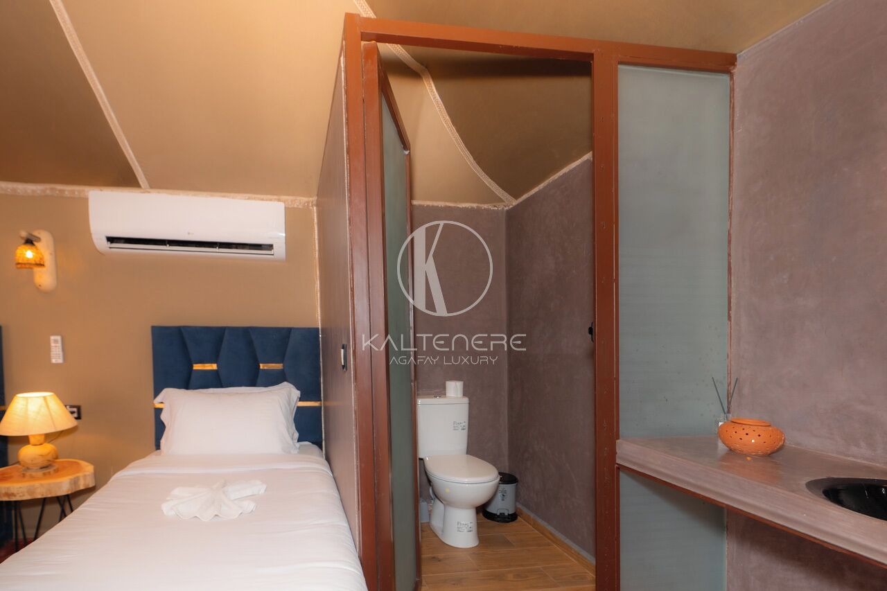 Habitación cuádruple Confort, patio, vista a la montaña | Baño | Tina y regadera independientes, secadora de cabello, toallas, jabón 