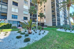 Property grounds - Direct Gulf Front Corner Unit with Expansive Views (Indian Rocks Beach)