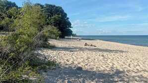 A sandy beach with trees and a clear sky. - Scanian longhouse with studio in Österlen (Smedstorp Tomelia)