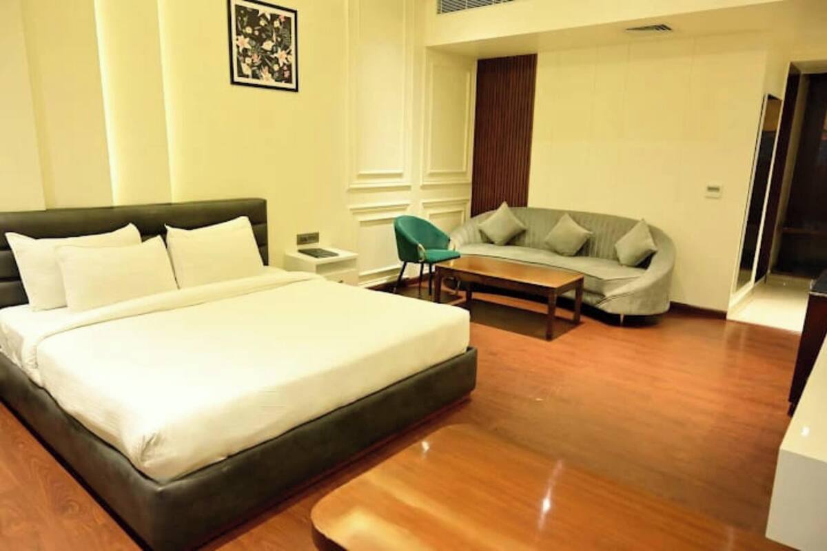 Quarto casal com design assinado, vista para a cidade | Escrivaninha, Wi-Fi de cortesia