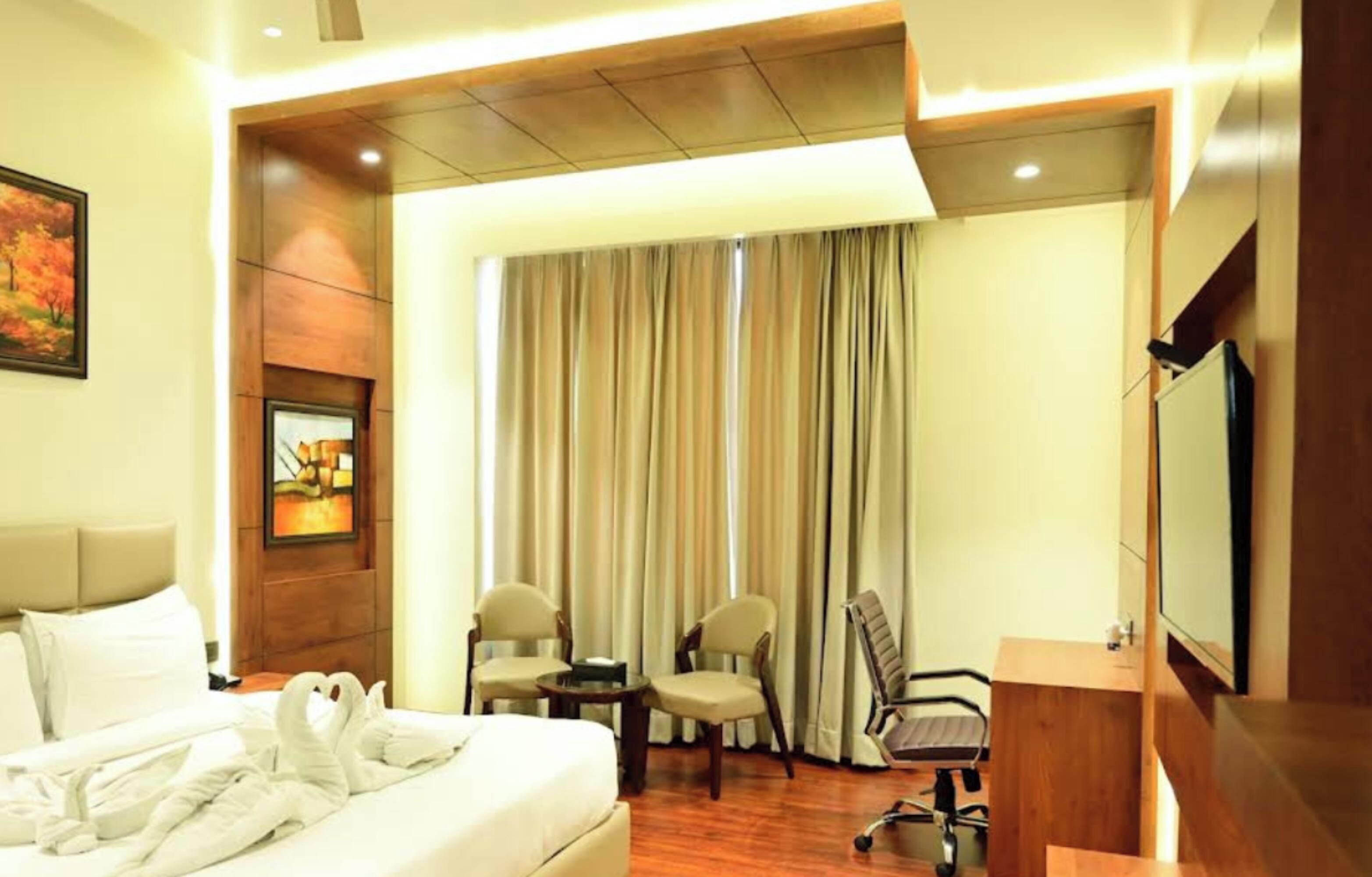 Superior Double Room, City View | Desk, free WiFi