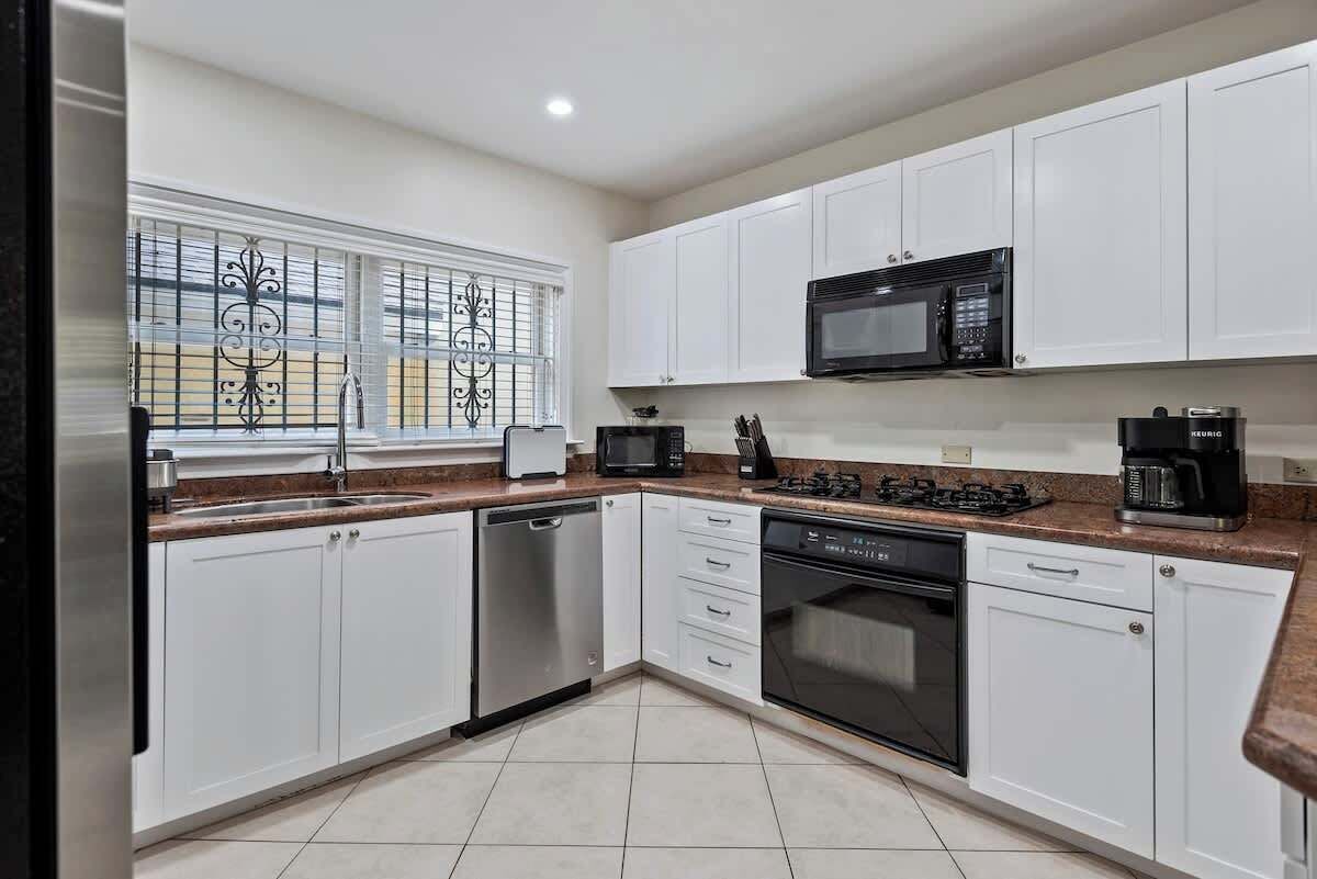 Coffee/tea maker, fridge, microwave, oven