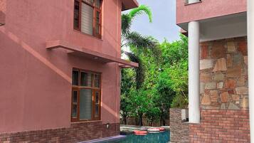 2 outdoor pools
