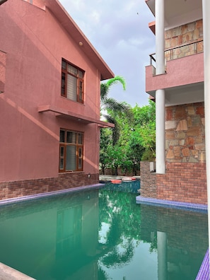 2 outdoor pools
