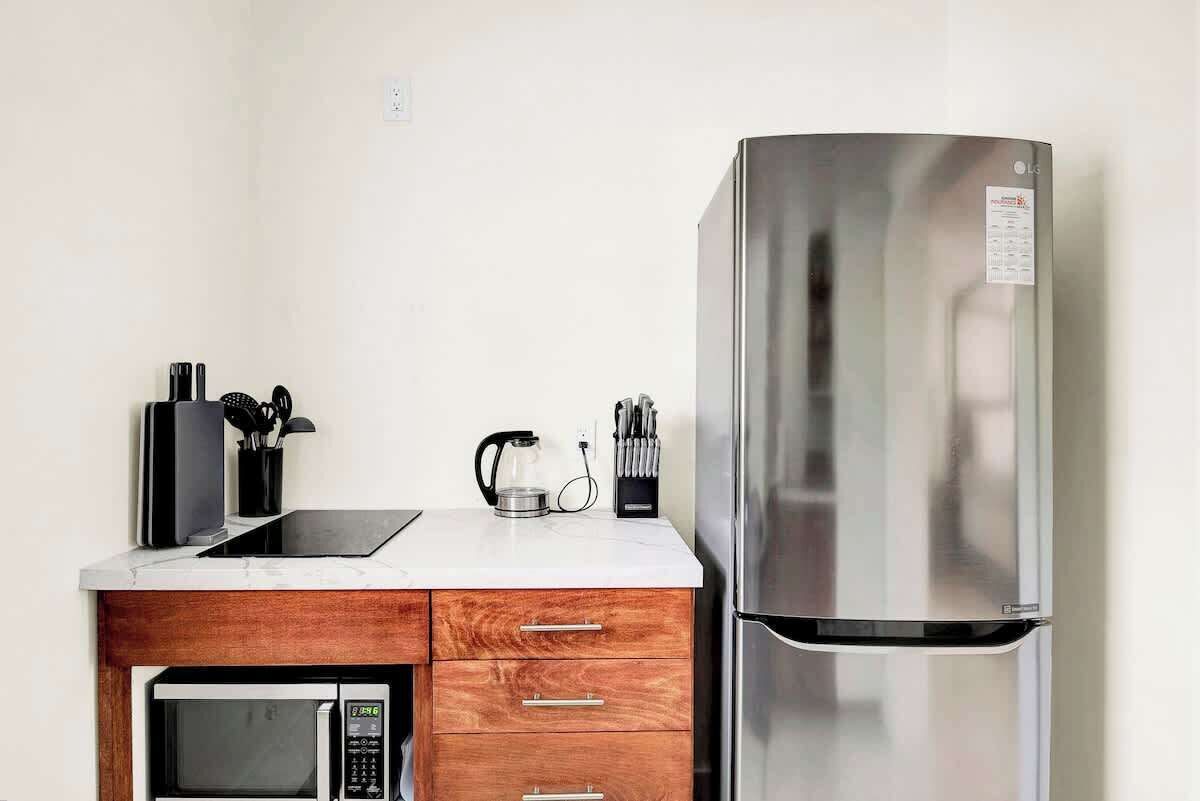 Cafetera y tetera, refrigerador, microondas y parrilla de estufa 