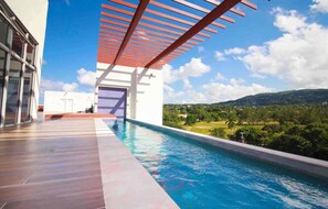Una piscina moderna al aire libre con vistas despejadas del paisaje circundante.