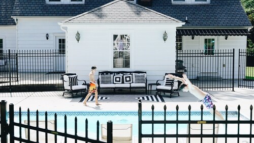 Private Estate Sleeps 24 - Pool - Walk Downtown - Weddings • Reunions • Furman