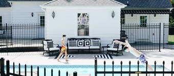 Private Estate Sleeps 24 - Pool - Walk Downtown - Weddings • Reunions • Furman