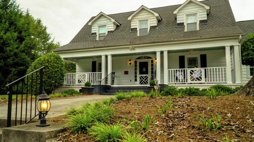 Private Estate Sleeps 24 - Pool - Walk Downtown - Weddings • Reunions • Furman