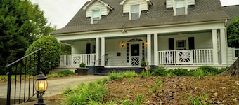 Private Estate Sleeps 24 - Pool - Walk Downtown - Weddings • Reunions • Furman