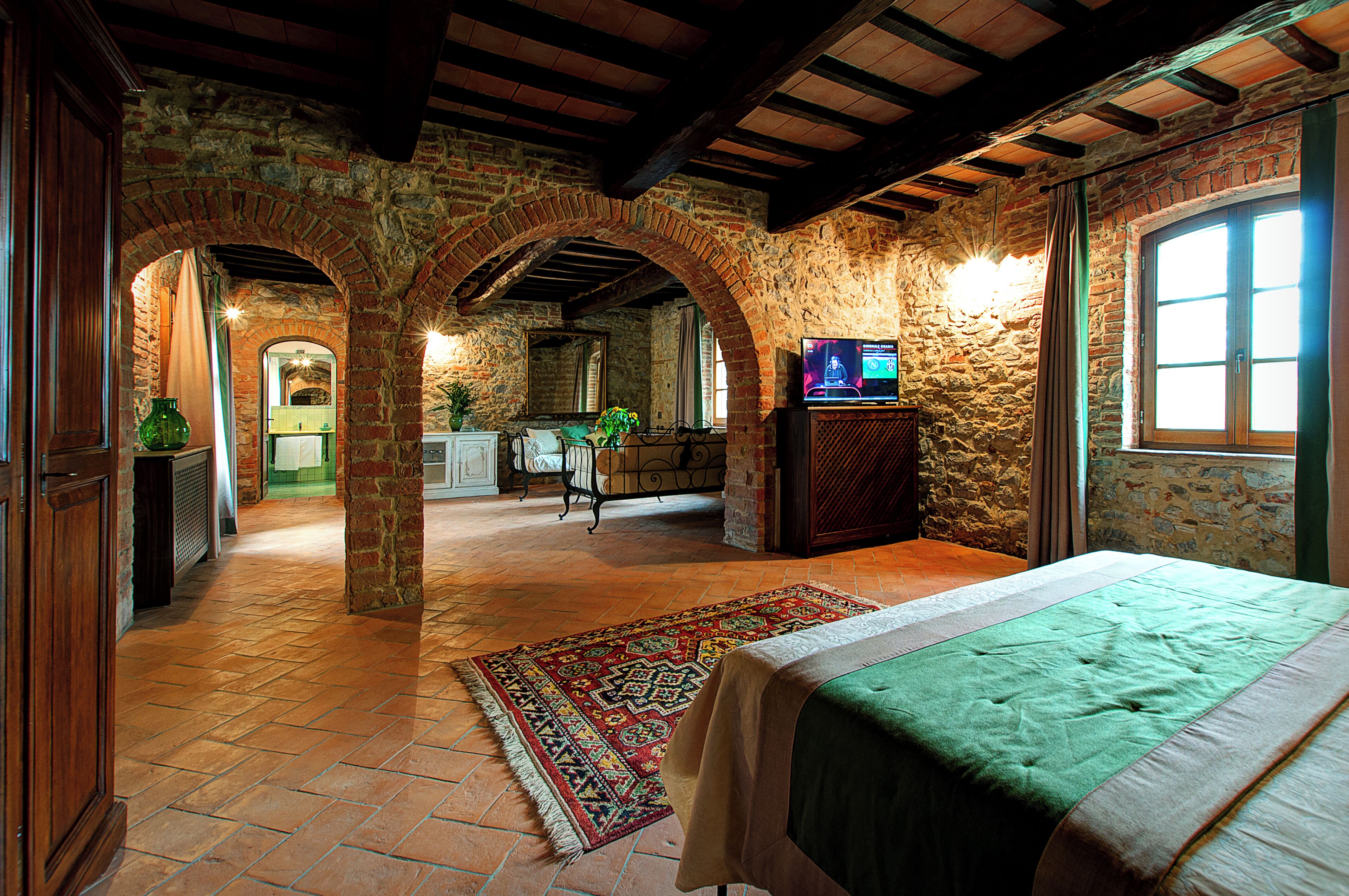 5 bedrooms, iron/ironing board, WiFi, bed sheets