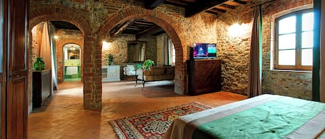5 bedrooms, iron/ironing board, WiFi, bed sheets