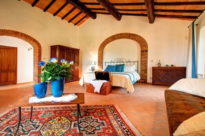 5 chambres, fer et planche à repasser, Wi-Fi, draps fournis