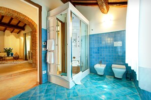 Douche, sèche-cheveux, bidet, serviettes fournies