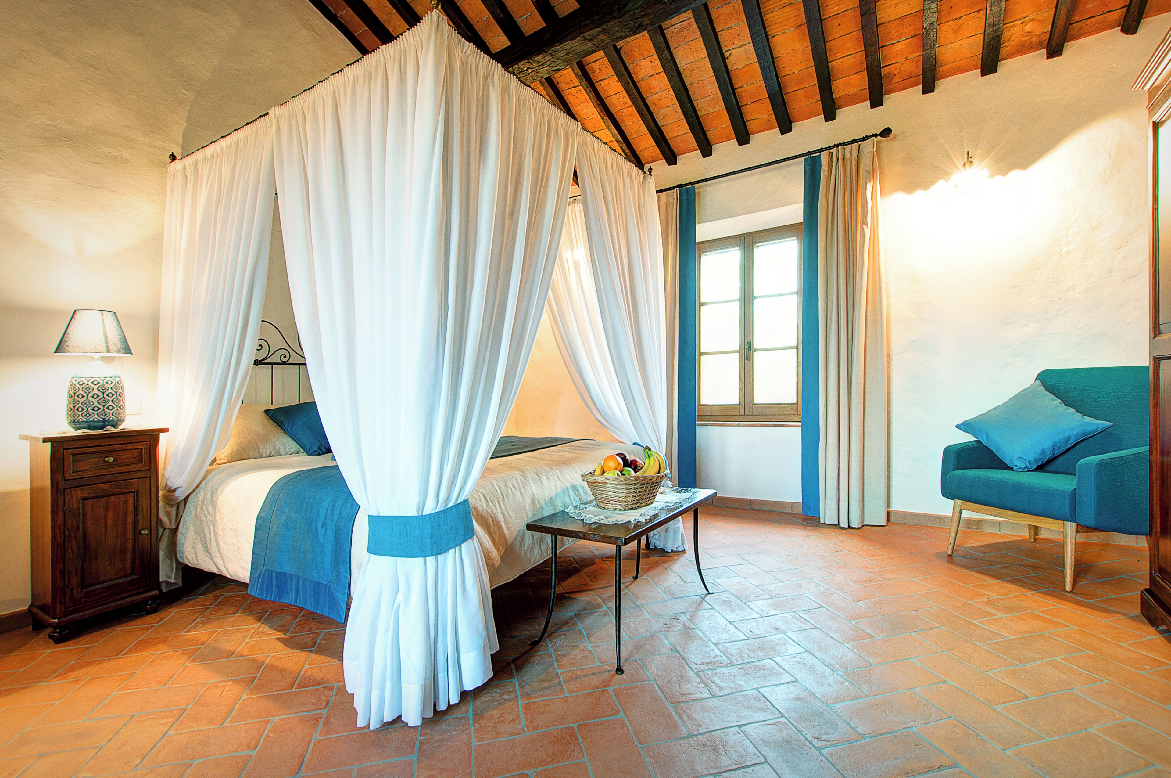 5 bedrooms, iron/ironing board, WiFi, bed sheets