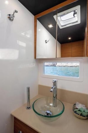 Bathroom - Dufour 48 Catamaran - UMA (Primošten)