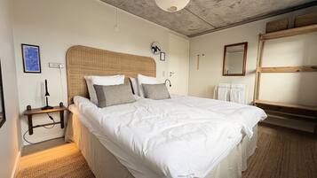 Schreibtisch, Reisekinderbett, kostenloses WLAN, Bettwäsche