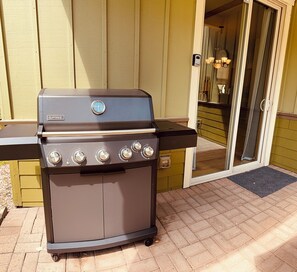 A SPIRE barbecue grill with four burners, a digital temperature gauge, and a side shelf. - The Hideout at Eagle Crest Resort with a Private Hot Tub and Walking Distance to Lakeside Sport Center Pool, multiple living spaces, kids nook, sleeps 7. (Redmond)