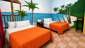 Habitación de hotel con dos camas, cabecero de madera, una mesita y un mural con una escena de playa.