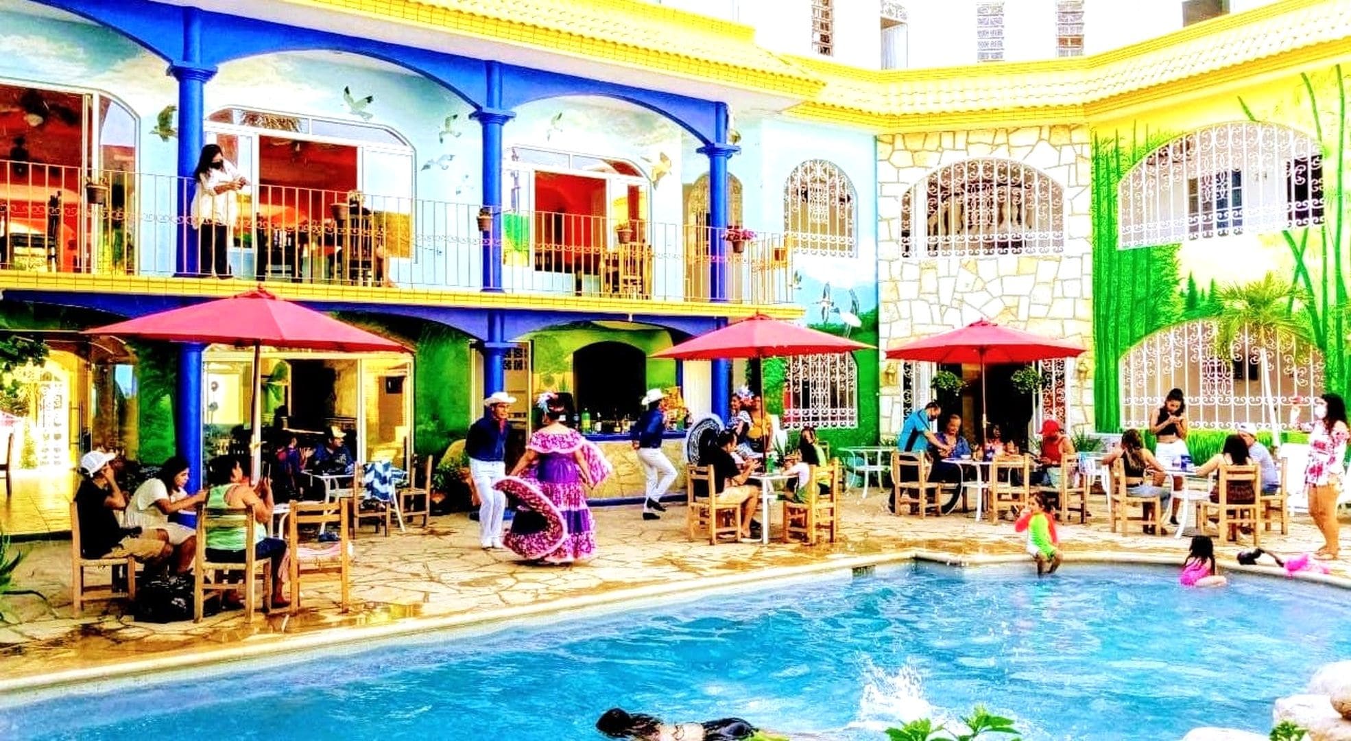Zona junto a la piscina con mobiliario exterior y piscina.