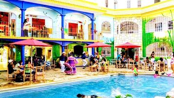 Zona junto a la piscina con mobiliario exterior y piscina.