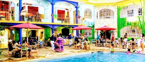 Zona junto a la piscina con mobiliario exterior y piscina.
