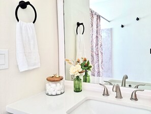 Dusche, Haartrockner, Handtücher, Seife