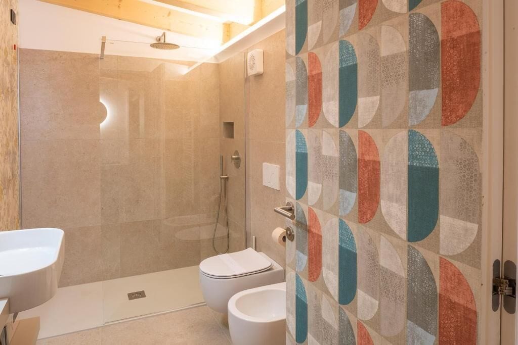 Ein modernes Badezimmer mit Dusche, Toilette und Waschbecken.