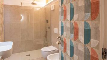 Ein modernes Badezimmer mit Dusche, Toilette und Waschbecken.