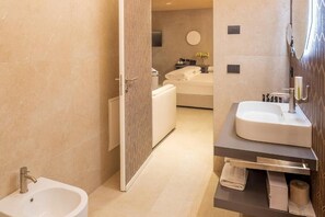 Junior-Suite, Poolblick | Badezimmer | Badewanne und Dusche (separat), Haartrockner, Handtücher, Seife