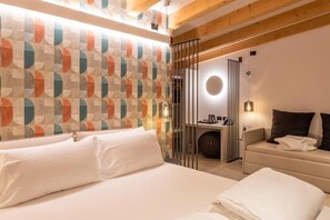 Zimmersafe, Schreibtisch, Verdunkelungsvorhänge, schallisolierte Zimmer