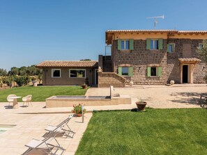 Exterior - Beautiful apartment in villa for 4 guests with pool, WIFI, A/C (Vetralla)