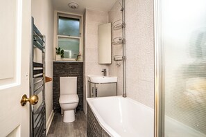 Bathroom - Stylish Leith Flat | Great Transport Links to City - Pass the Keys (Edinburgh)