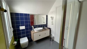 Doccia, asciugacapelli, bidet, asciugamani