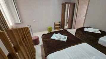 Family House | Iron/ironing board, WiFi (free)
