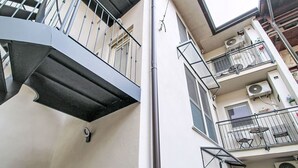 A multi-story residential building with balconies, air conditioning units, and a sign indicating 'A CASA DI LV'. - Beautiful apartment for 3 guests with WIFI, A/C, TV and balcony (Colazza)