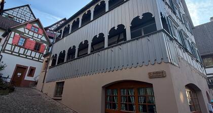 Zentrale Schwarzwaldstube Schiltach - mit Balkon im Stadtzentrum und kostenloser ÖPNV-Nutzung