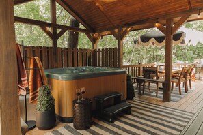 Outdoor dining - Moonlit Pine Hideaway: Outdoor Cinema-Sauna-Hot Tub-Luxury Cabin-Sleeps 8 (Broken Bow)