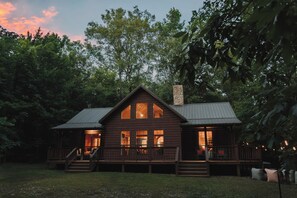 Exterior - Moonlit Pine Hideaway: Outdoor Cinema-Sauna-Hot Tub-Luxury Cabin-Sleeps 8 (Broken Bow)
