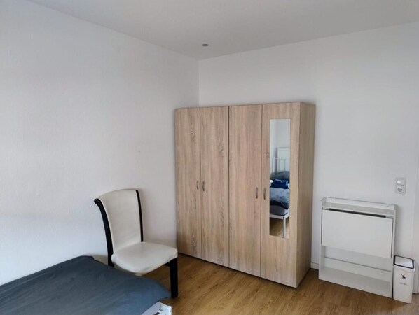 Habitación estándar con 2 camas individuales | Cortinas blackout, tabla de planchar con plancha y wifi gratis 