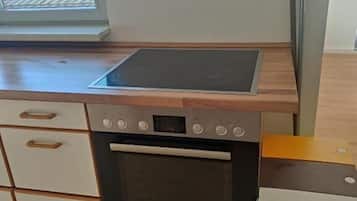 Een koelkast, een magnetron