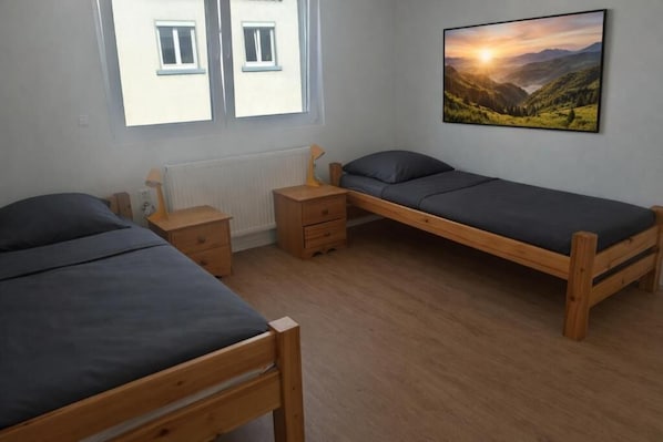 Standard Twin Room | Blackout drapes, iron/ironing board (on request), WiFi (free) - Monteurzimmer Mühlheim am Main (Mühlheim)